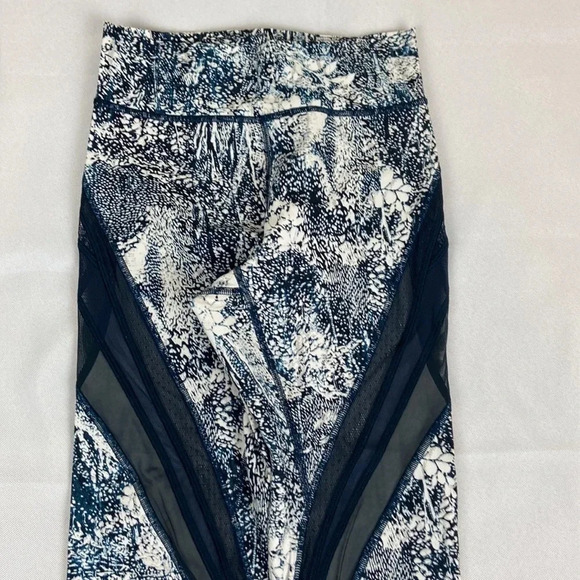 Lululemon Size 4 Never Still Crop 21" Wildwood‎ White Multi / Nocturnal Teal - Picture 9 of 14